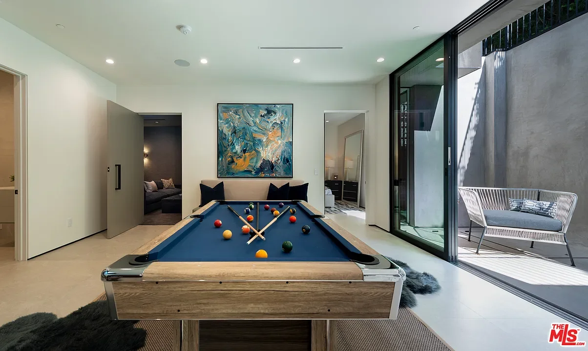 La Dulce Vida — Recreation room and pool table