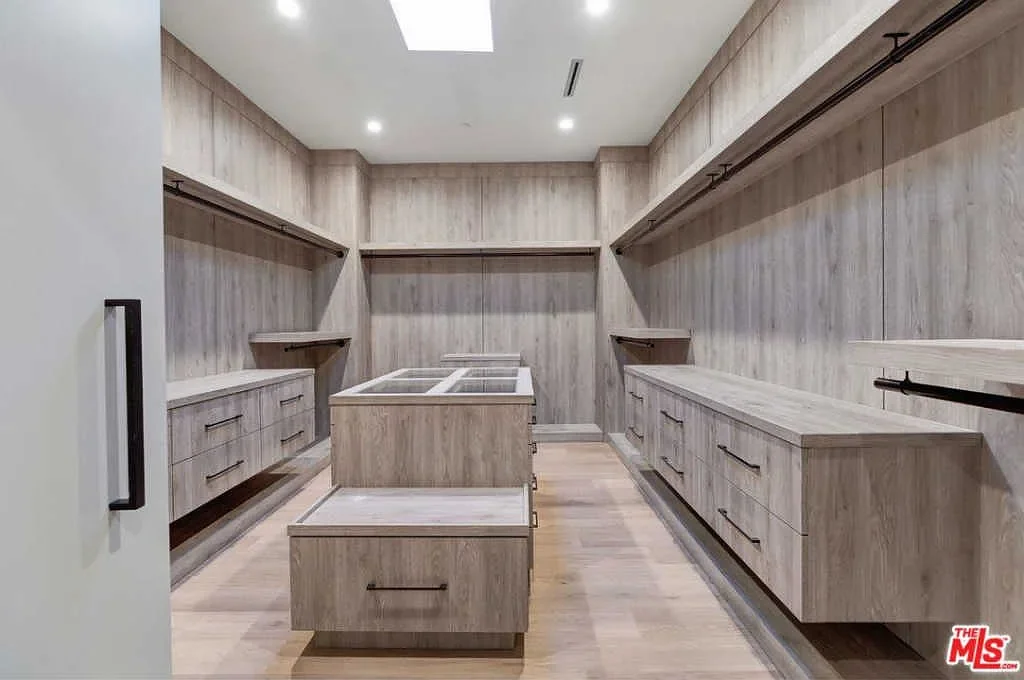 Casa Alegra — Walk-in wardrobe