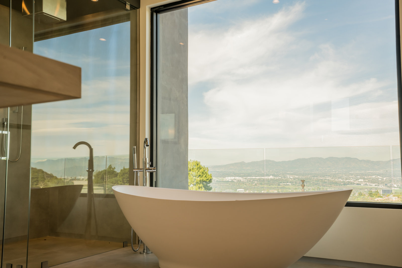 Villa Escondite — Freestanding bath with hillside views