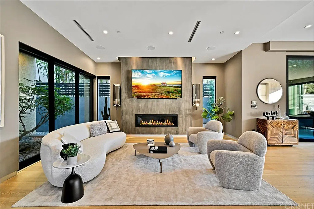 Villa Laurel — Lounge overlooking the garden