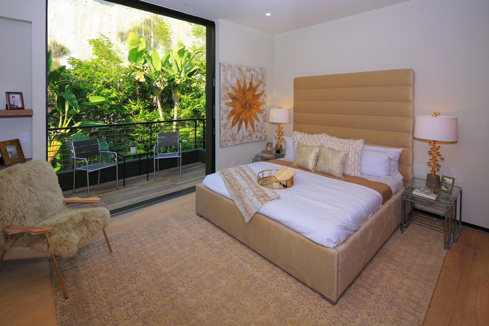 HollywoodLand — Bedroom and garden outlook