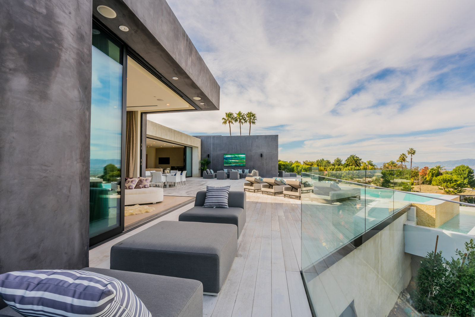 Villa Escondite — Outdoor lounge and pool edge