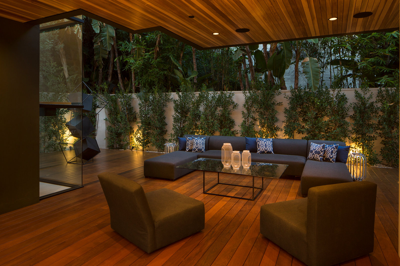 HollywoodLand — Covered garden lounge