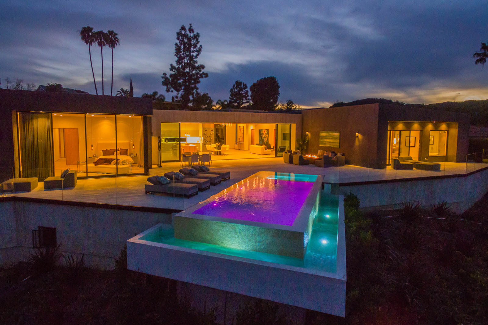 Villa Escondite residence and infinity pool at dusk