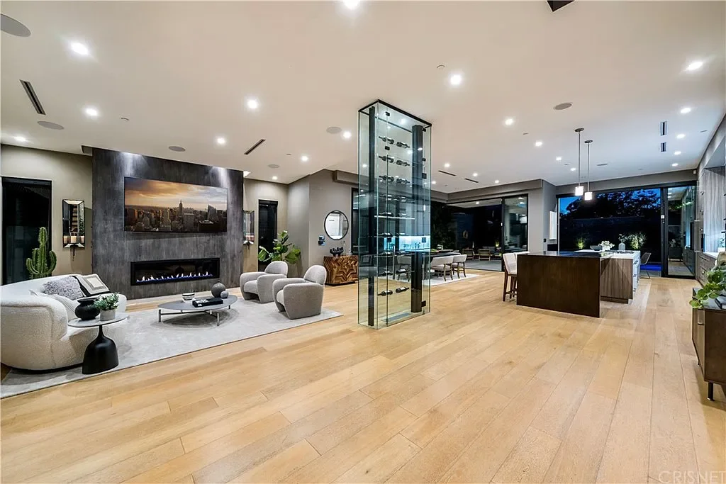 Villa Laurel — Open living and kitchen space